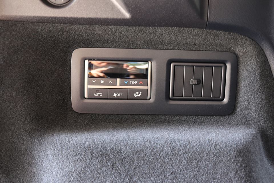 Không chỉ đơn giản là quăng hàng ghế thứ 3 lên chiếc crossover hạng sang 7 chỗ ngồi, hãng xe sang đến từ Nhật Bản còn đưa thêm một số trang bị hữu ích cho người ngồi hàng ghế sau cùng như 2 hộc đựng cốc, điều hòa tự động 3 vùng riêng biệt và có thêm màn hình chỉnh