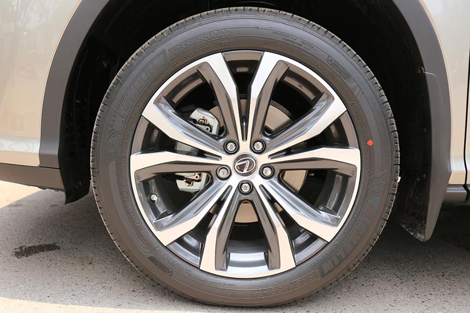 Mâm xe Lexus RX350L 2018 đầu tiên về Việt Nam là loại 20 inch, 5 chấu kép được sơn 2 màu tương phản là bạc và đen