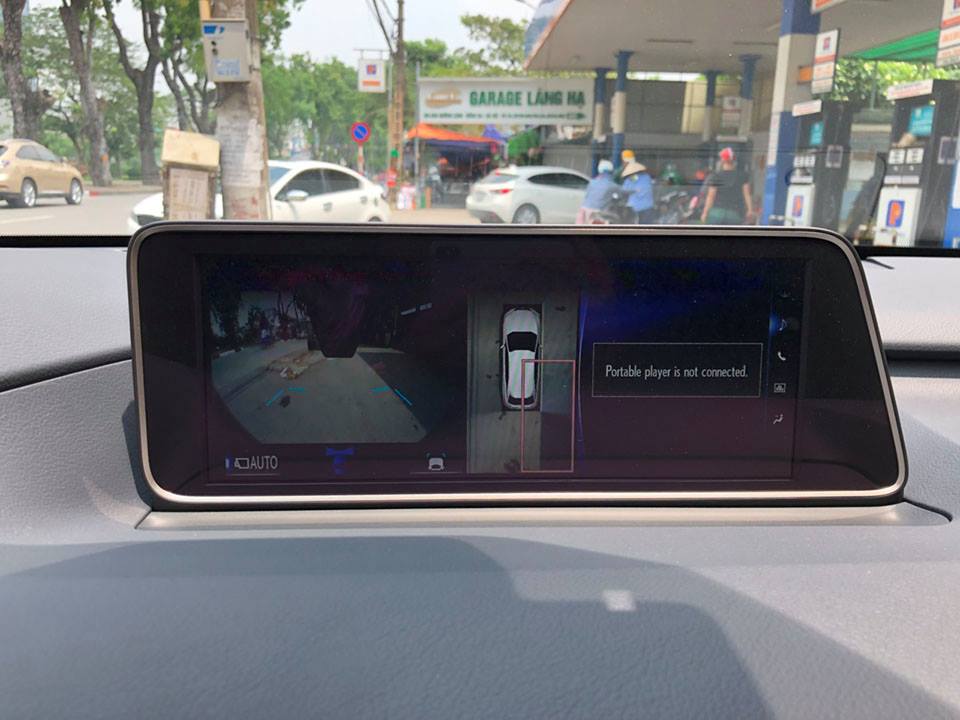 Ngoài màn hình TFT 4,2 inch hiển thị đa thông tin ở cụm đồng hồ, Lexus RX350L 2018 còn có màn hình giải trí cảm ứng đặt ở trung tâm có kích thước 12,3 inch