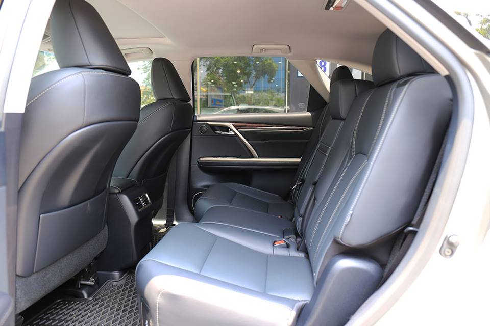 Hàng ghế thứ 2 chỉnh tay, có bệ tỳ tay, cửa gió điều hòa và tất nhiên có thể trượt lên cho hành khách tiến vào hàng ghế thứ 3 để ngồi