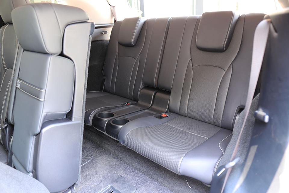 Tiến vào trong khoang lái chiếc Lexus RX350L 2018, nhiều người nhận ra sự thay đổi đầu tiên chính là hàng ghế thứ 3 trên xe. Hàng ghế này giúp chiếc crossover hạng sang của Lexus có thể tăng sức chứa người. Xe 7 chỗ rất được các gia đình có đông con nhỏ ưa chuộng