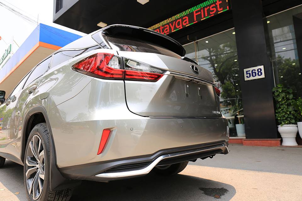 Các chi tiết còn lại được giữ nguyên so với thiết kế của bản RX350. Cản va sau được tích hợp thêm thanh nẹp mạ crôm sáng loáng