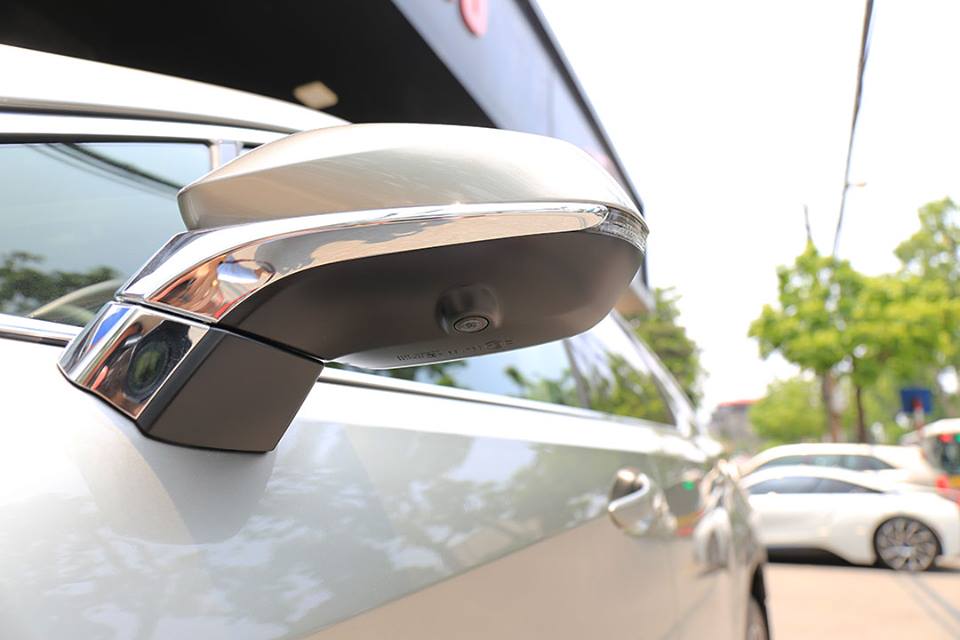 Lexus RX350L 2018 cũng được trang bị sẵn 3 chế độ lái Eco, Normal và Sport như bản tiêu chuẩn. Chiếc crossover hạng sang 7 chỗ ngồi của Lexus có các tính năng an toàn như cảnh báo va chạm phía trước, phát hiện người đi bộ, hệ thống Lexus Safety System+ với các tính năng như cảnh báo va chạm sớm, hỗ trợ giữ làn đường, kiểm soát hành trình thích ứng, camera 360 độ.