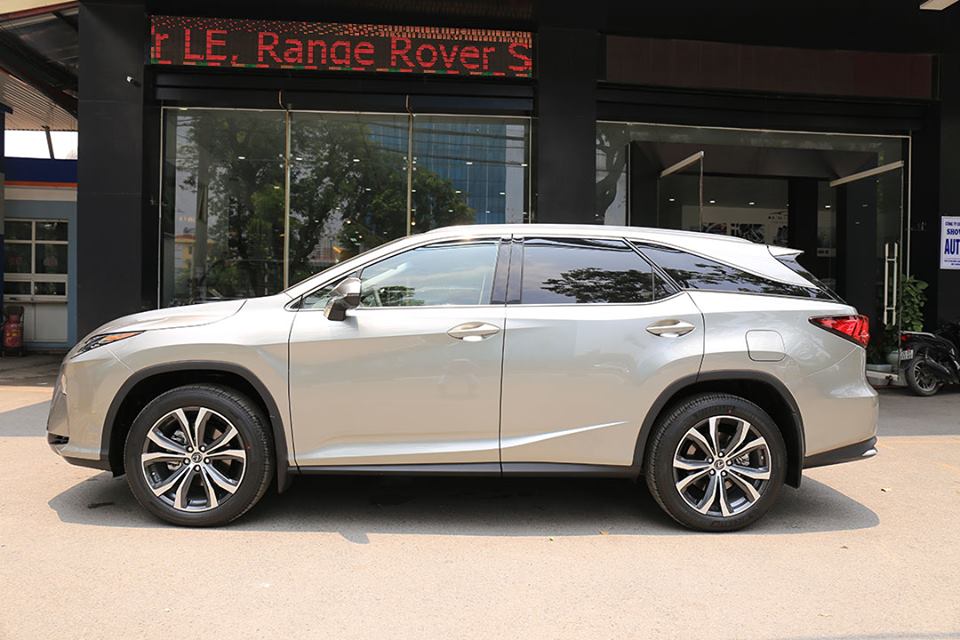 Nhìn trực diện từ đầu xe rất có để thấy sự thay đổi trong thiết kế của Lexus RX350L 2018 so với bản tiêu chuẩn. Nhưng chỉ cần đi ngang qua bên hông xe sự khác biệt đã thể hiện rõ ở phần khoảng cách từ trục sau đến đuôi xe được kéo dài so với trước. Cụ thể, hãng Lexus đã kéo chiều dài của RX350L thêm 110 mm, lên mức 5.001 mm so với bản tiêu chuẩn