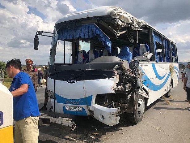 Chiếc xe khách bị hỏng nặng sau vụ tai nạn Chiếc xe khách bị hỏng nặng sau vụ tai nạn