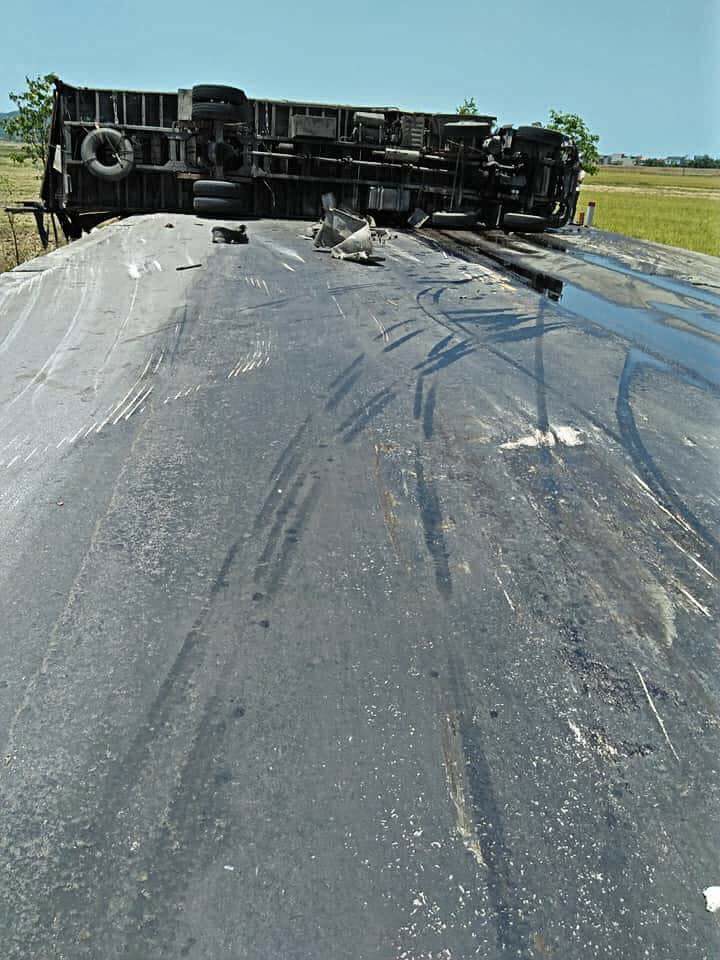 Chiếc xe tải còn lại nằm lật chắn ngang đường Chiếc xe tải còn lại nằm lật chắn ngang đường