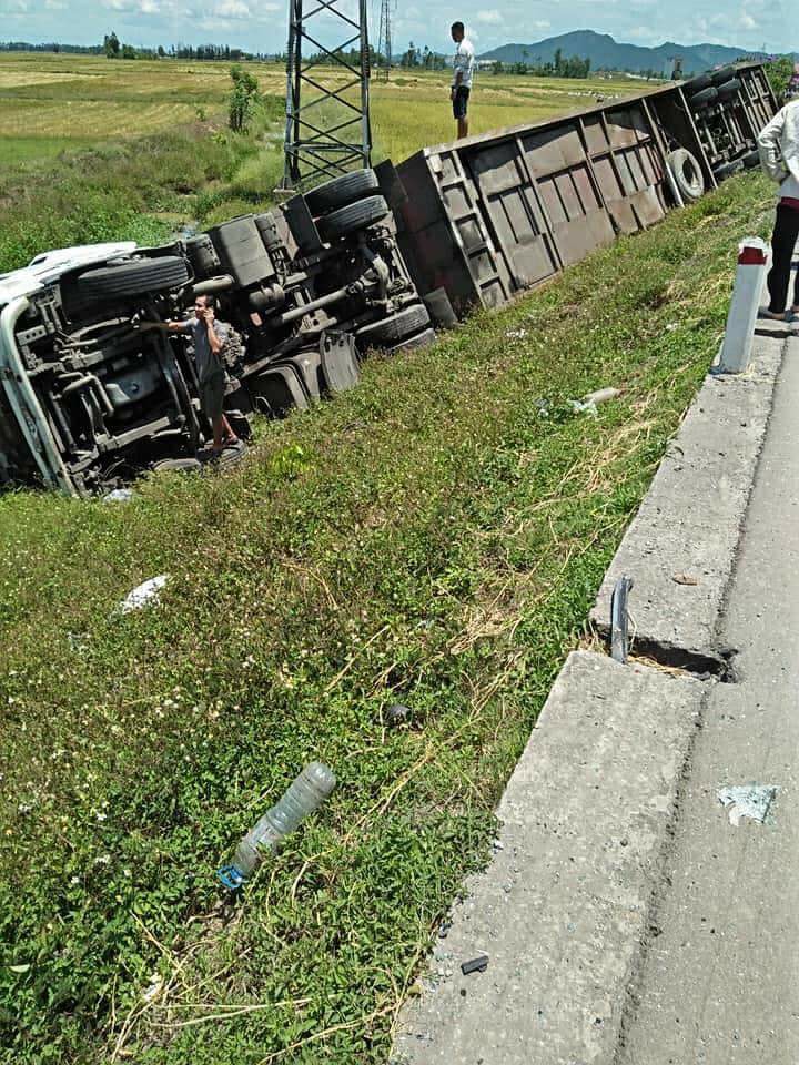 Ô tô tải chở Nissan X-Trail và một vài chiếc xe khác trên thùng sau nằm lật dưới ruộng Ô tô tải chở Nissan X-Trail và một vài chiếc xe khác trên thùng sau nằm lật dưới ruộng