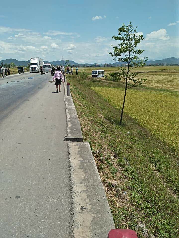 Ô tô khách lao xuống ruộng bên đường Ô tô khách lao xuống ruộng bên đường