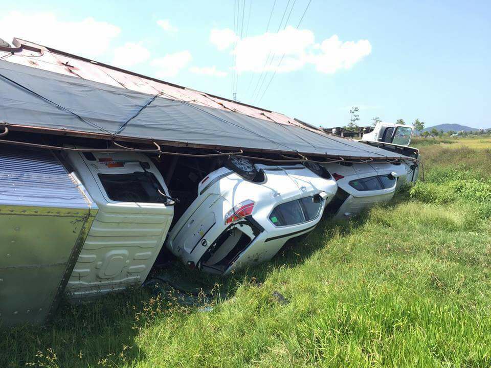 Những chiếc xe nằm trên thùng sau của ô tô tải cũng không còn nguyên vẹn Những chiếc xe nằm trên thùng sau của ô tô tải cũng không còn nguyên vẹn