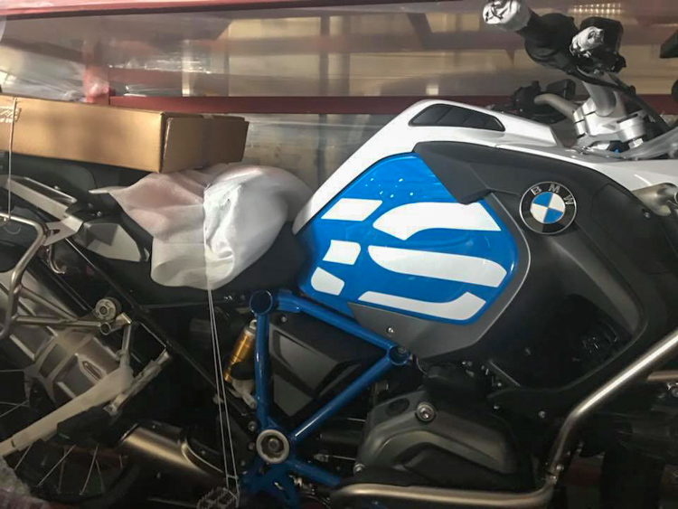 BMW R1200GS Rallye 2018 BMW R1200GS Rallye 2018 có màu tem đặc biệt, trang bị sẵn khung chống đổ, yên xe liền mảnh và nhiều công nghệ khác