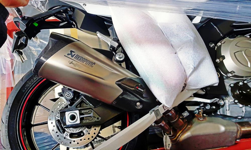 BMW S1000R HP 2018 Ống xả Akrapovic Titan là trang bị tiêu chuẩn của xe, giúp tăng công suất thêm 5 mã lực