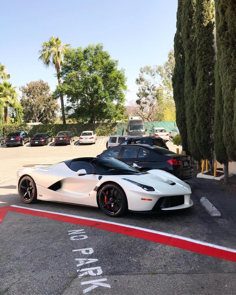 Ferrari LaFerrari Aperta của Hamilton được sơn màu trắng muốt