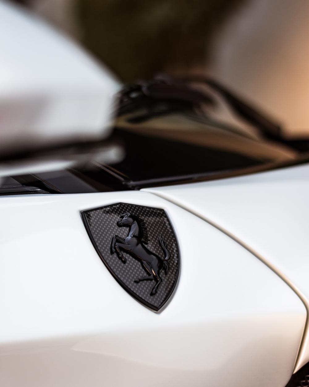 Logo Ferrari màu đen bên sườn xe