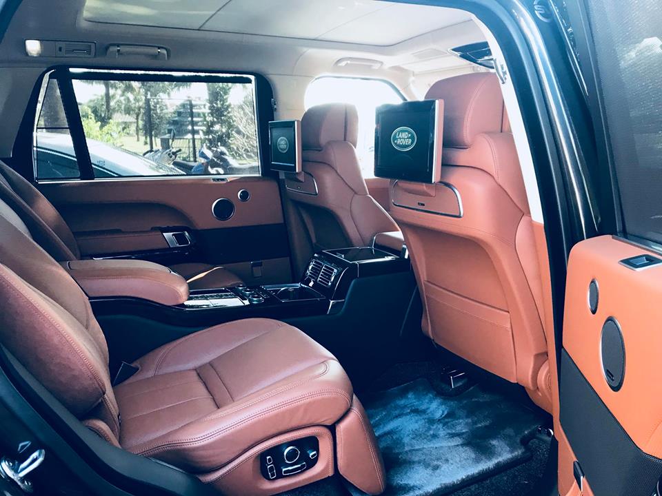Đây là khoang lái của một chiếc Range Rover SVAutobiography bản trục cơ sở dài
