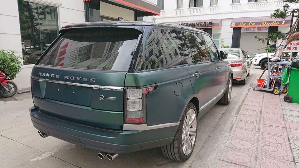 Bộ áo xanh mờ này do bộ phận Special Vehicle Operations của Jaguar-Land Rover thiết kế