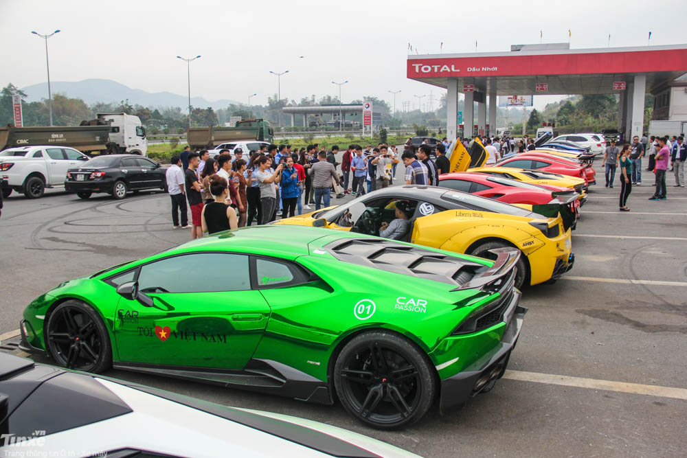 Ngoại thất siêu xe này mang gói độ body kit bằng sợi carbon của hãng Mansory Ngoại thất siêu xe này mang gói độ body kit bằng sợi carbon của hãng Mansory