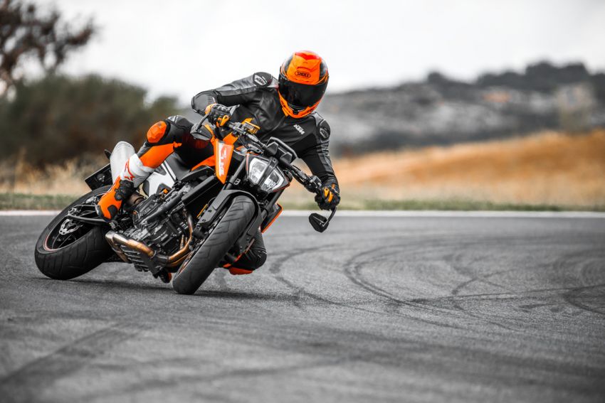 KTM 790 Duke vận hành ở chế độ Supermoto