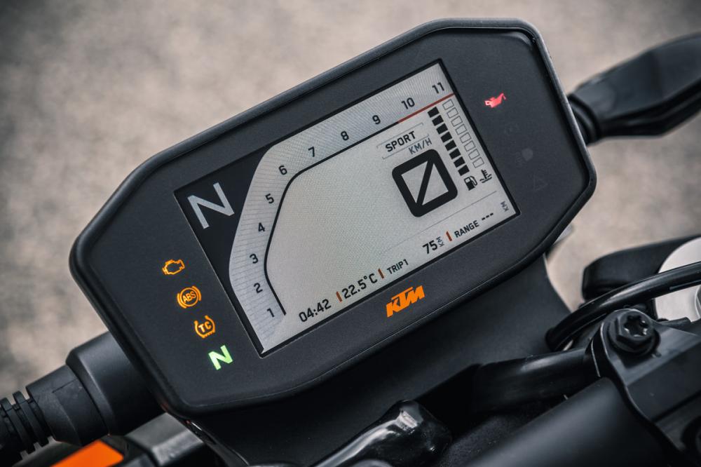Đồng hồ của KTM 790 Duke là dạng màn hình TFT-LCD hiển thị đa thông tin