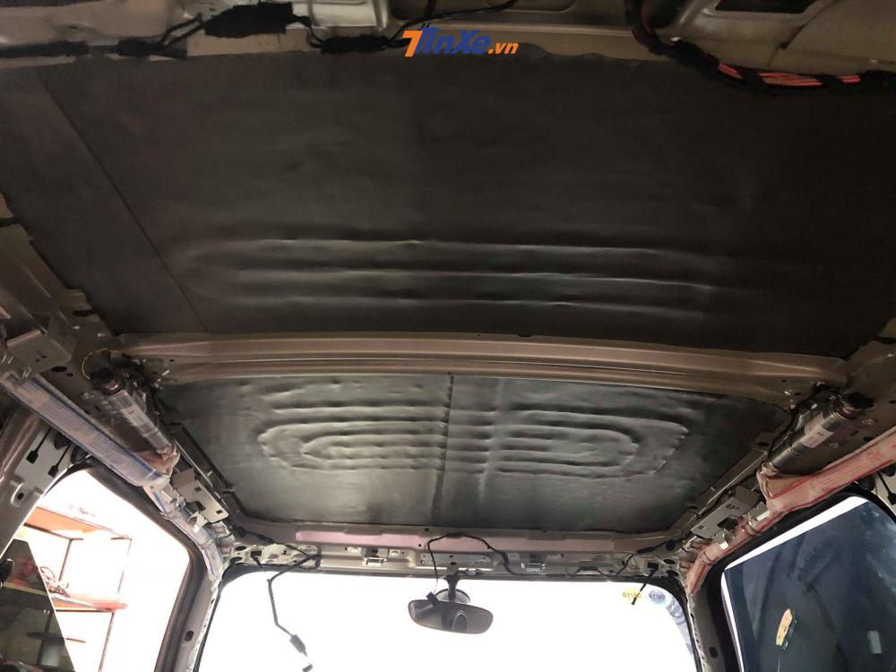 Sau khi bóc hết phần các-tông trên trần xe chiếc Mini Cooper S, những người thợ bắt đầu dán vật liệu chuyên dụng cho xe Sau khi bóc hết phần các-tông trên trần xe chiếc Mini Cooper S, những người thợ bắt đầu dán vật liệu chuyên dụng cho xe.