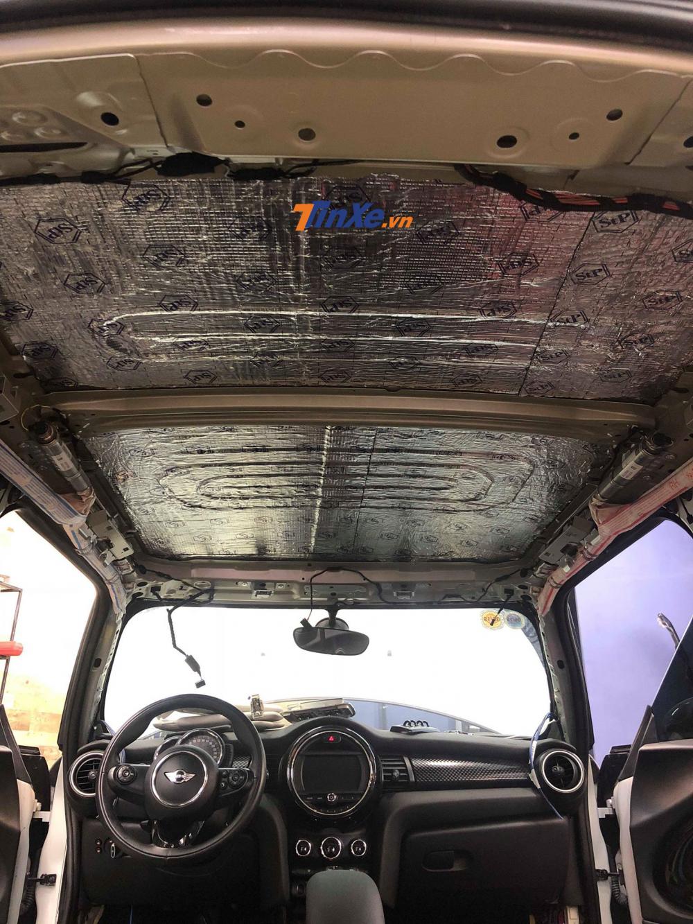 Trần xe của Mini Cooper S sau khi dán vật liệu cách âm và chống nhiệt của một thương hiệu Nga tronn6 có tính thẩm mỹ hơn so với loại bìa các-tông Trần xe của Mini Cooper S sau khi dán vật liệu cách âm và chống nhiệt của một thương hiệu Nga tronn6 có tính thẩm mỹ hơn so với loại bìa các-tông