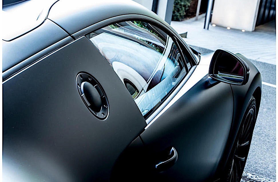 Chiếc Bugatti Veyron Super Sport sắp được rao bán tại sự kiện Goodwood Festival of Speed vào tháng 7 được sơn ngoại thất với màu đen mờ bí ẩn
