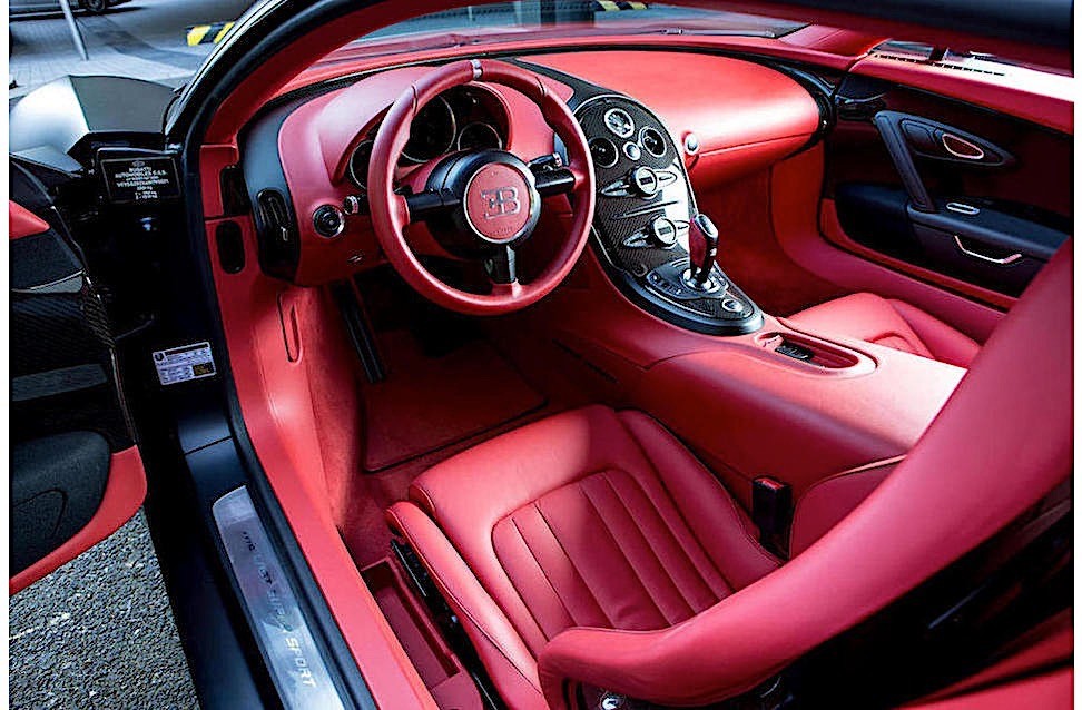 Đối lập với đó là bên trong khoang lái có màu đỏ đun nóng bỏng