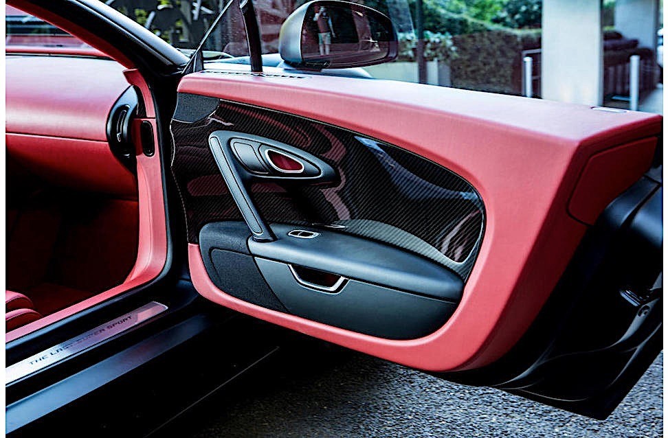 Cùng nhiều chi tiết bằng sợi carbon bóng