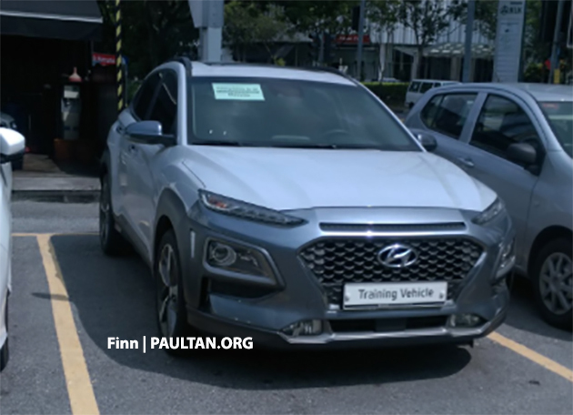 Hyundai Kona 2018 đeo biển Training Vehicle
