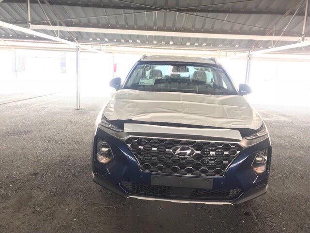Hyundai Santa Fe 2019 được đưa về Việt Nam dưới dạng xe tạm nhập tái xuất