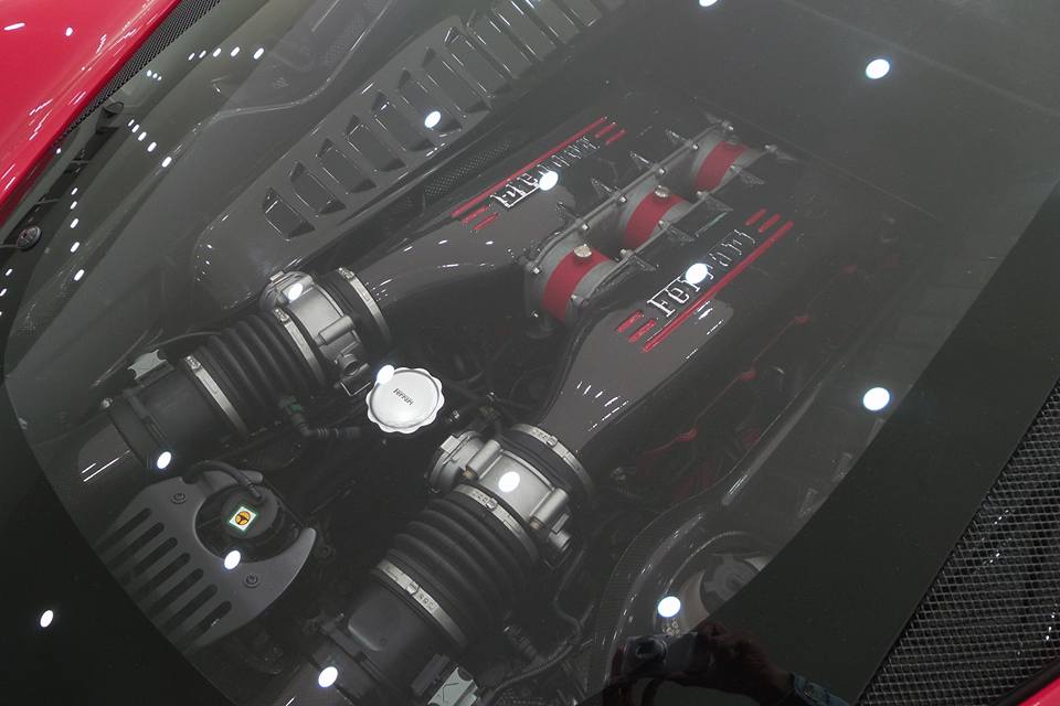 Không chỉ giảm trọng lượng cho siêu xe Ferrari 458 Speciale, hãng siêu xe Ý còn tinh chỉnh lại khối động cơ V8, dung tích 4.5 lít