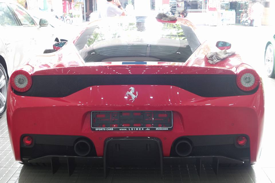 Vòng ra phía đuôi xe, phiên bản hiệu suất cao Ferrari 458 Speciale có cản va sau bằng sợi carbon. 3 ống xả nằm giữa trên phiên bản 458 Italia đã được loại bỏ
