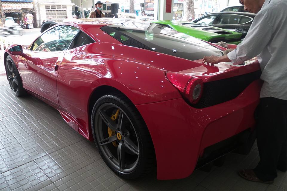 So với Ferrari 458 Italia, 458 Speciale có thiết kế ngoại thất hung hăn hơn với nắp capô trước trang bị thêm hốc hút gió, cản va trước sửa đổi lại thiết kế khi loại bỏ thanh ngang trên hốc gió trước