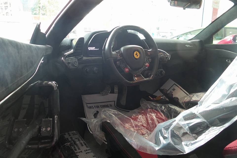 Hãng siêu xe Ferrari khá chú trọng trong việc giảm cân cho Ferrari 458 Speciale nên trang bị khá nhiều chi tiết bằng sợi carbon