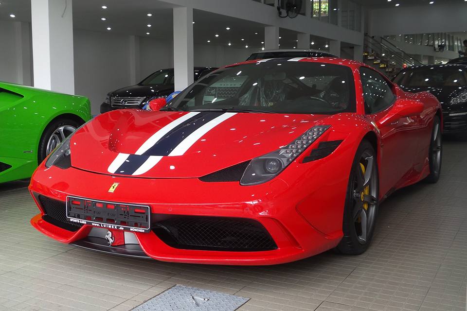 Lúc mới về nước, siêu xe Ferrari 458 Speciale có bộ áo màu đỏ Rosso Corsa đặc trưng của những chú ngựa chồm đến từ Maranello, Italy.  