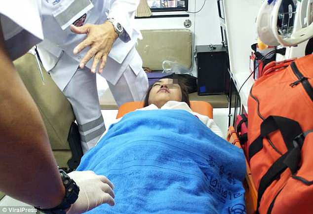 Nhân viên cấp cứu tại chỗ tìm cách rút chiếc bút chì khỏi mắt người phụ nữ