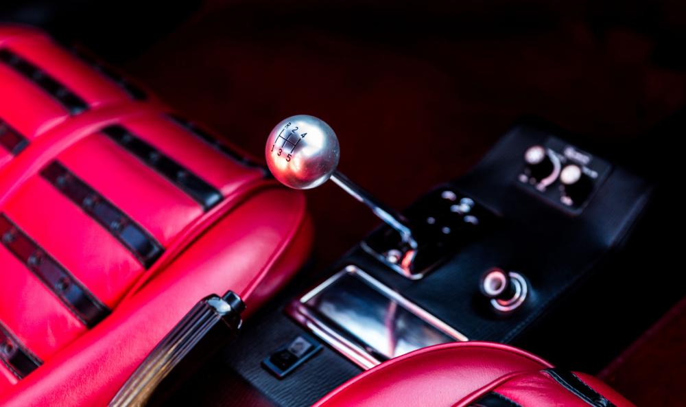 Ghế da êm ái màu đỏ của chiếc Ferrari Dino