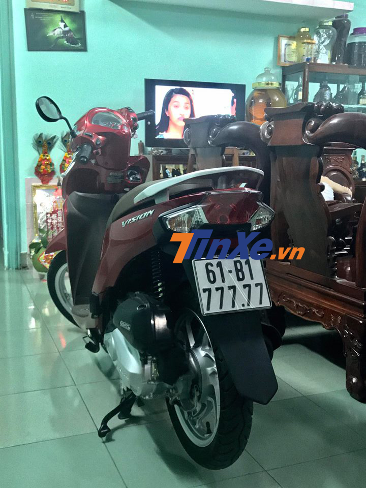 Đến mua tặng vợ chiếc Honda Vision anh Dũng cũng cẩn thận lựa chọn biển ngũ quý 7 Đến mua tặng vợ chiếc Honda Vision anh Dũng cũng cẩn thận lựa chọn biển ngũ quý 7