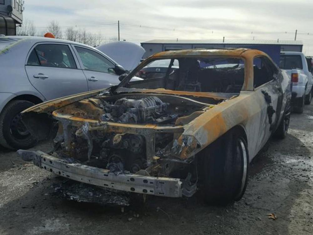 Nhìn từ phía đầu xe chắc không ai có thể đoán đây là chiếc xe tốc độ Dodge Challenger SRT Hellcat mạnh 707 mã lực