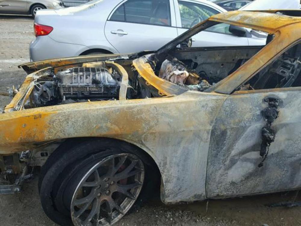 Dàn áo phía đầu xe bị thiêu rụi hoàn toàn