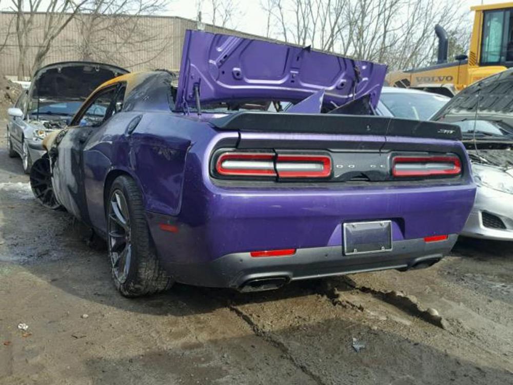 Vòng ra phía đuôi xe chiếc Dodge Challenger SRT Hellcat còn tương đối nguyên vẹn