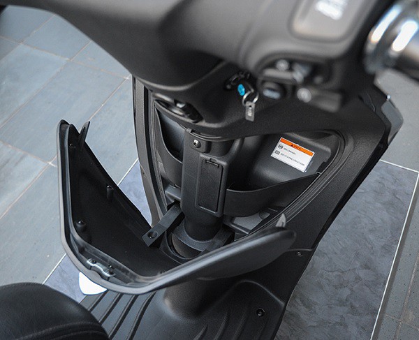 Hộc để đồ trước của Piaggio Liberty