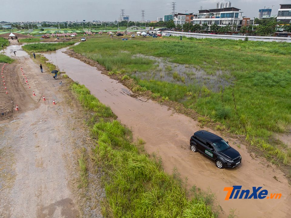 Những chiếc SUV hạng sang Land Rover được mang đi nghịch bẩn