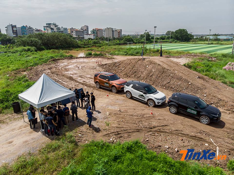 Dốc đứng 45 độ để thử tài off-road của những chiếc Land Rover