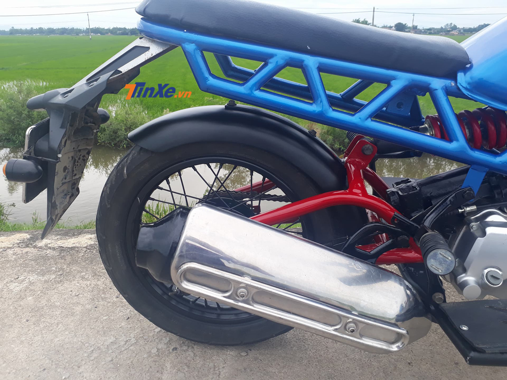 Ống xả được mạ crôm sáng bóng. Ống xả được mạ crôm sáng bóng.