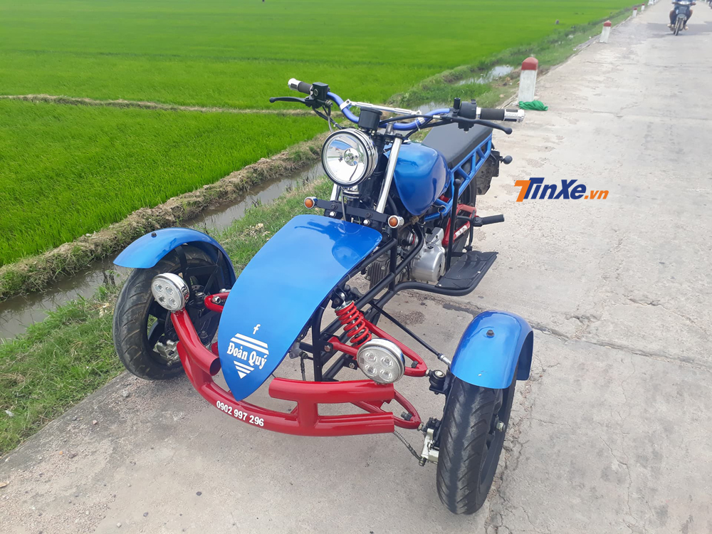 Sau khi lắp hệ thống treo và càng chữ A, chàng thợ cơ khí Bình Định trang bị thêm tấm chắn gió cỡ lớn nhằm hạn chế bùn đất bị Sau khi lắp hệ thống treo và càng chữ A, chàng thợ cơ khí Bình Định trang bị thêm tấm chắn gió cỡ lớn nhằm hạn chế bùn đất bị