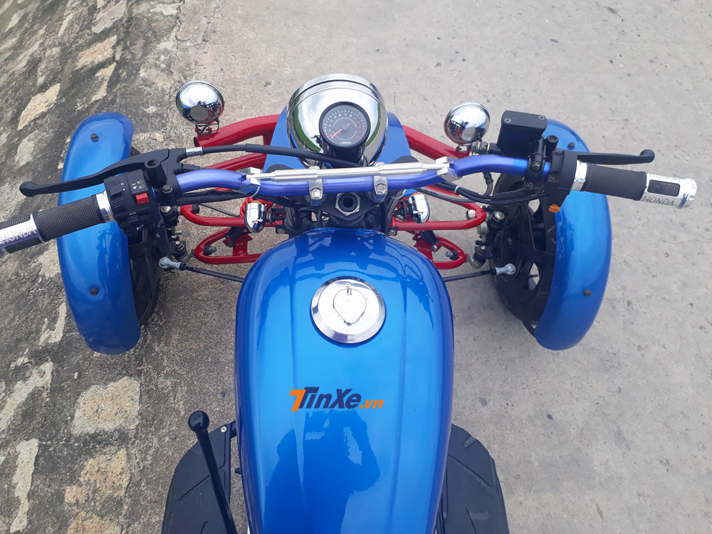 Cơ cấu hoạt động thắng trên mẫu xe độ này giống với tay ga khi thắng phía bên trước là của 2 thắng đĩa và thắng bên phải là bánh sau Cơ cấu hoạt động thắng trên mẫu xe độ này giống với tay ga khi thắng phía bên trước là của 2 thắng đĩa và thắng bên phải là bánh sau