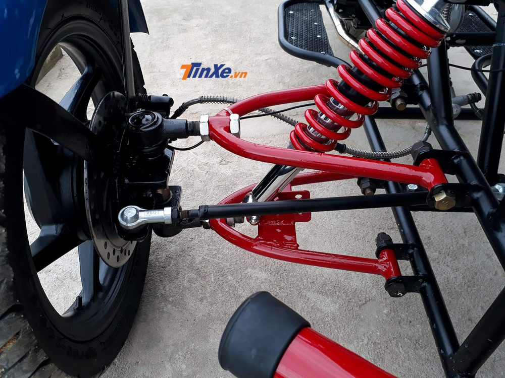 Cặp giảm xóc trước của chiếc Wave cũ đã được phục hồi lại bảo đảm có khả năng chịu được sức tải của xe. Giảm xóc phía sau lấy từ mẫu Suzuki FX Cặp giảm xóc trước của chiếc Wave cũ đã được phục hồi lại bảo đảm có khả năng chịu được sức tải của xe. Giảm xóc phía sau lấy từ mẫu Suzuki FX