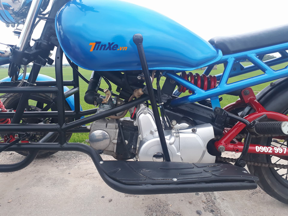 Cục máy của xe cũng được độ lại thêm hộp số lùi nhằm giúp việc di chuyển trên đường phố của người khuyết tật dễ dàng hơn trong việc lùi xe Cục máy của xe cũng được độ lại thêm hộp số lùi nhằm giúp việc di chuyển trên đường phố của người khuyết tật dễ dàng hơn trong việc lùi xe