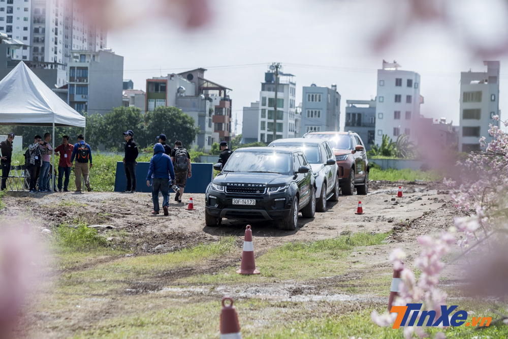 Dàn xe Land Rover sẵn sàng cho chương trình chạy thử.