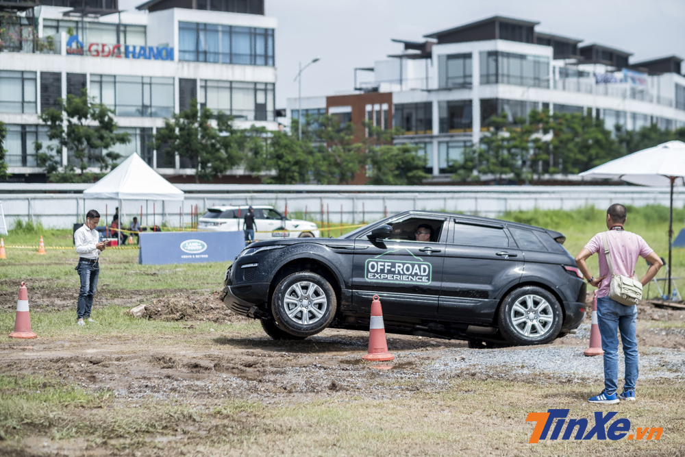 Vượt đường xấu bập bênh với Range Rover Evoque.